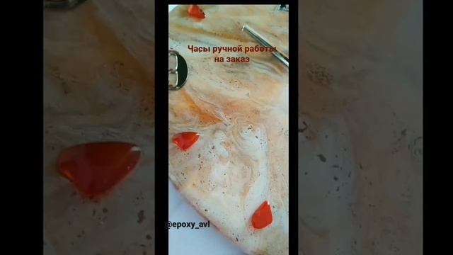 Часы из эпоксидной смолы. 24см в диаметре, зеркальные элементы, бесшумный часовой механизм. смотреть онлайн