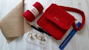 Сумка мини спицами и крючком из одного мотка.