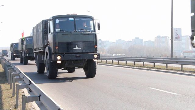 По улицам Бреста прошла большая колонна военной техники смотреть онлайн