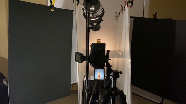 Студийная фотосъемка стеклянной бутылки сока смотреть онлайн