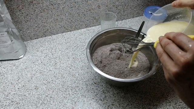 ??Шоколадный бисквит без миксера самый чёрный (торт и капкейки). смотреть онлайн