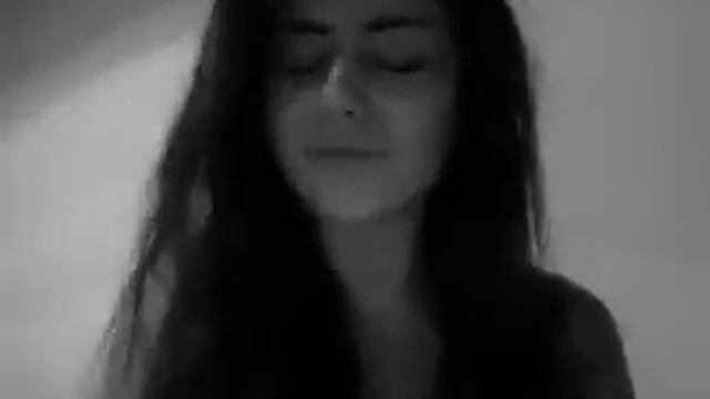 очень красивый голос у девушки)