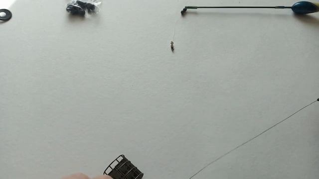 Поплавочная удочка с кормушкой.