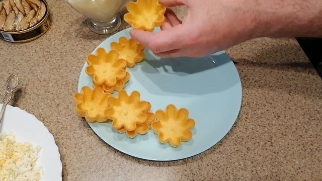 Бутерброды со шпротами - оригинальная подача. Бутерброды на праздничный стол простые и вкусные. смотреть онлайн