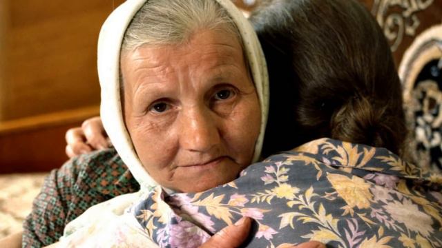 В конце зала ожидания пригрелась СТАРУШКА- сухонькая, сгорбленная. Рядом лежит узелок. смотреть онлайн
