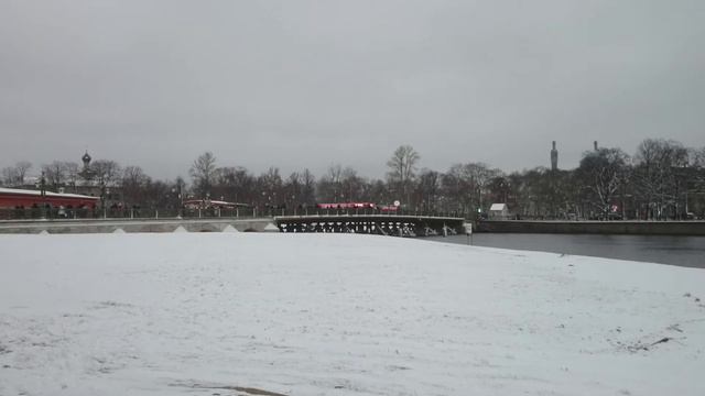 01.01.2018. Люди (моржи) купаются у Петропавловской крепости. смотреть онлайн