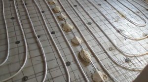 Заливка стяжки по маякам и монтаж теплого водяного пола