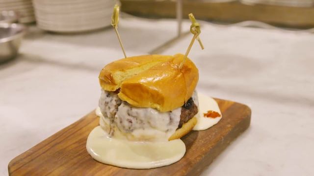 5 Burgers You Can ONLY Find In NYC | Delish Burger Tour смотреть онлайн