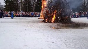 Как горит чучело Масленица