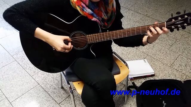Michaela 18 J., Gitarren-Schülerin von Peter Neuhof- Fingerpicking смотреть онлайн