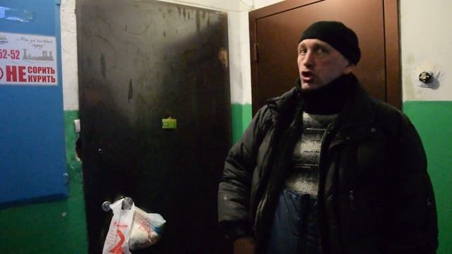 Чебоксарка завалила хламом собственную квартиру и теперь живет на лестничной площадке смотреть онлайн