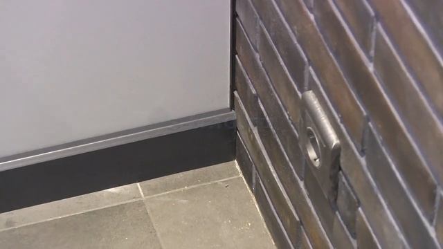 Монтаж установка плинтуса МДФ на жидкие гвозди как сделать смотреть онлайн