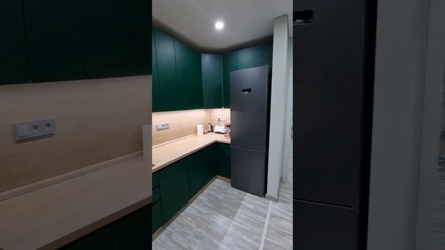 Зеленая кухня из крашенного МДФ с интегрированной ручкой смотреть онлайн