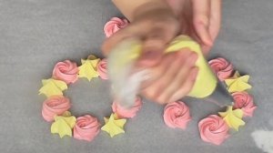 Как красиво украсить Пасхальный кулич. Рецепт Швейцарской меренги