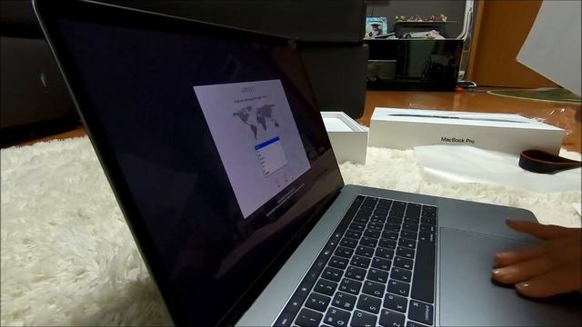 컴알못 봉여사의 맥북 프로레티나 15인치 2017년형, 개봉기 Apple MacbookPro TouchBar 15` Unboxing смотреть онлайн