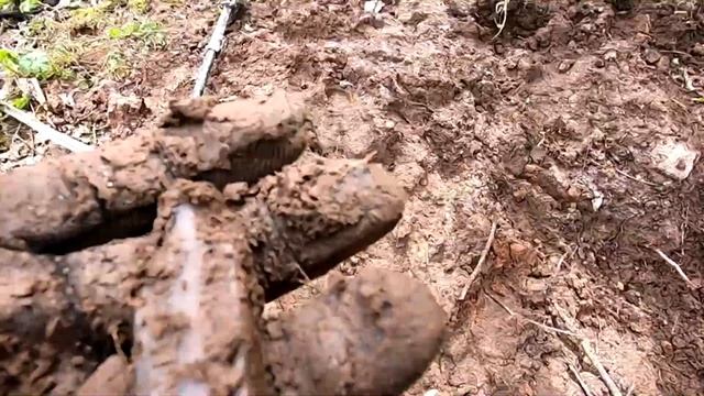 Старые бутылки пёрли одна за другой. Отличный шурф получился. В поиске старины. смотреть онлайн