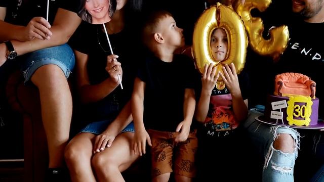 Вечеринка и день рождение в стиле сериала ДРУЗЬЯ / FRIENDS TV SHOW HAPPY BIRTHDAY смотреть онлайн