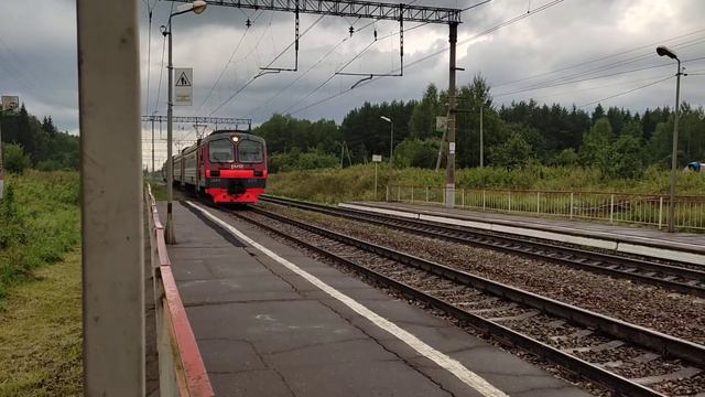 ЭД4М - 0211 прибывает на о. п. Колесники смотреть онлайн