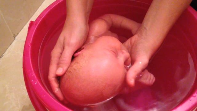 Купание в ведре. Часть 1 смотреть онлайн
