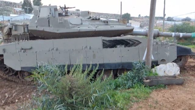 This is how you move a Merkava Mk.4 tank😜 смотреть онлайн