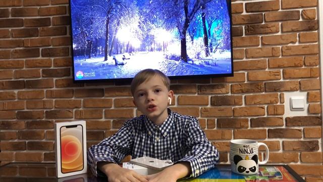 iPhone 12 в руках ребёнка. смотреть онлайн