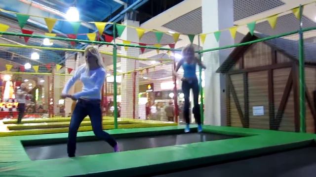 Батутное веселье :) смотреть онлайн