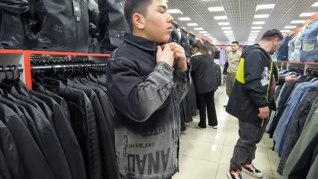 Покупаем новые обновки для Абдугани. Ужинаем в  Меге.