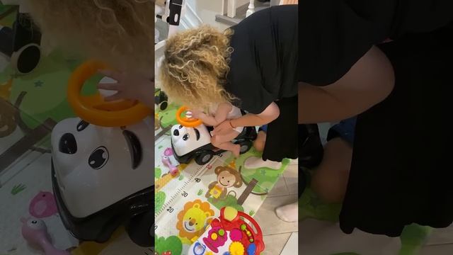 Мой крестник дарит тройняшкам мини автомобиль ? #тройня #тройняшки #triplets #крупняшки #близнецы