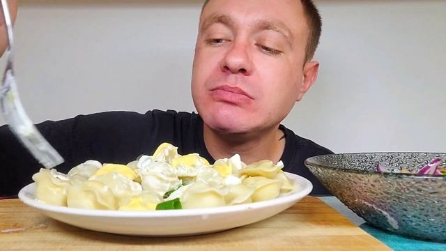 МУКБАНГ. ОБЖОР. ПЕЛЬМЕНИ + ГРИБЫ С КРАСНЫМ ЛУЧКОМ.