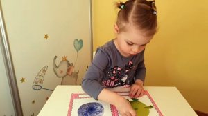 Полина и папа делает чудиков клеим наклейки и собираем чудиков наклейки для детей забавные монстры