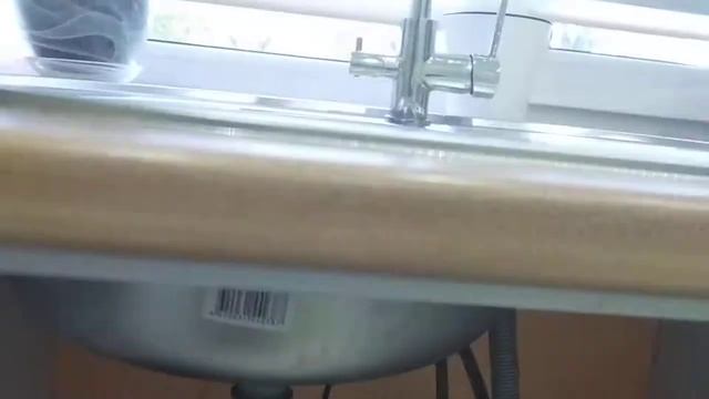 Мойка у окна в маленькой кухне смотреть онлайн