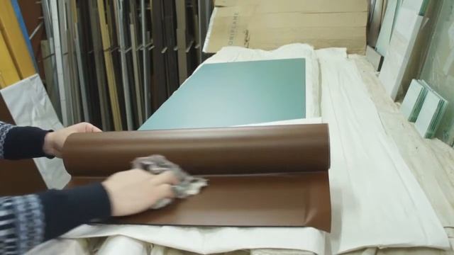 Как НАКЛЕИТЬ ПЛЕНКУ на стекло без пузырей и мыльного раствора смотреть онлайн