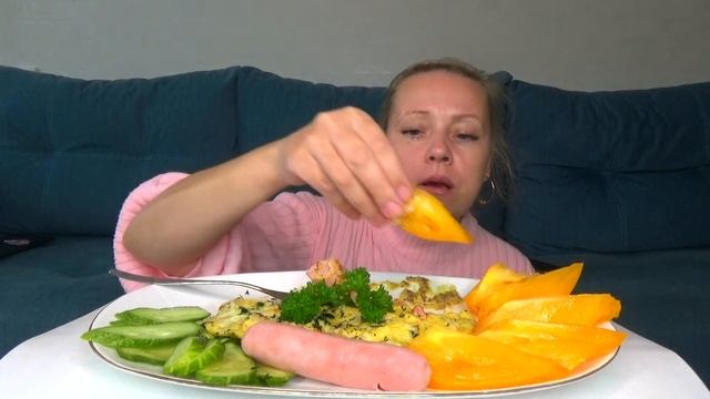 МУКБАНГ СОСИСКИ, ОМЛЕТОПИЦЦА ИЗ ЦВЕТНОЙ КАПУСТЫ, ОВОЩИ ДОМАШНИЕ/Mukbang еда на камеру/Русский мукба