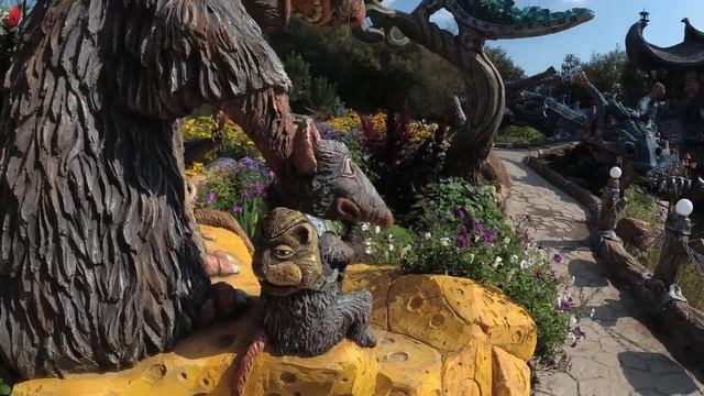 сырный  проход  входная  группа скульптур  из бетона  .на  даче  обзор