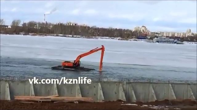 По Казанке плывет экскаватор смотреть онлайн