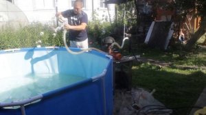 Выкачиваем  воду из каркасного  бассейна.