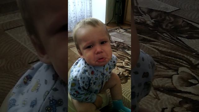 Приколы с детьми. Сидит на горшке. смотреть онлайн