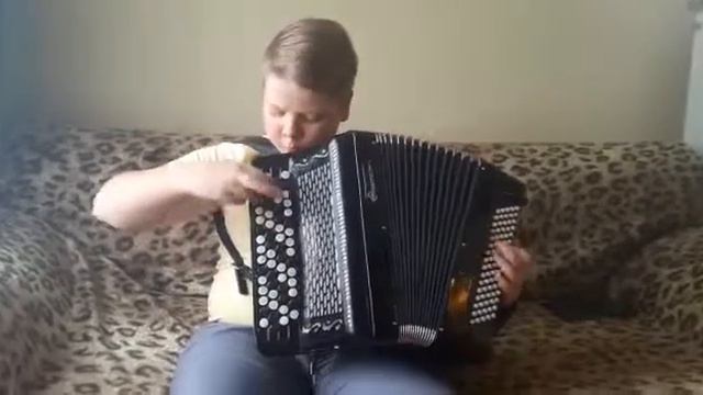 Георгий играет на баяне смотреть онлайн