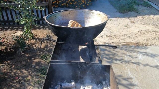 РУЛЬКА В ТОМАТНО- ПЕРЕЧНОМ СОУСЕ В КАЗАНЕ НА КОСТРЕ. ГОТОВЬТЕ СРАЗУ МНОГО смотреть онлайн
