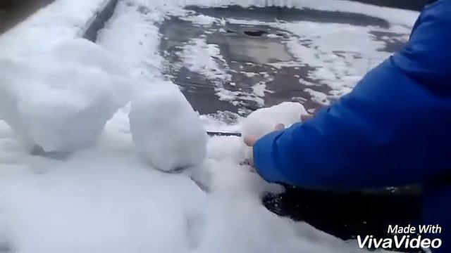 Кидаем большие камки снега с крыши. смотреть онлайн