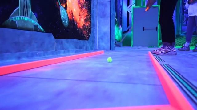 Неоновый гольф - интересная игра для любой компании смотреть онлайн