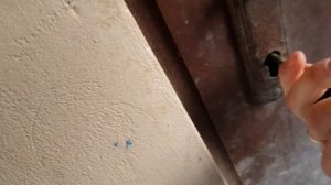 Как открыть входную дверь с помощью самореза и монтировки