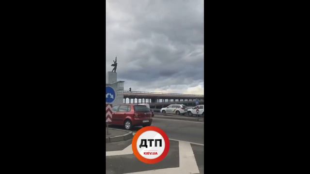 Киев. Мост метро перекрыт. Коллапс. Мужик угрожает что то взорвать ⚠️Увага. Рух транспортних засоб смотреть онлайн