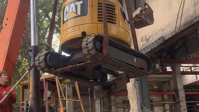Caterpillar 302C работы на крыше смотреть онлайн