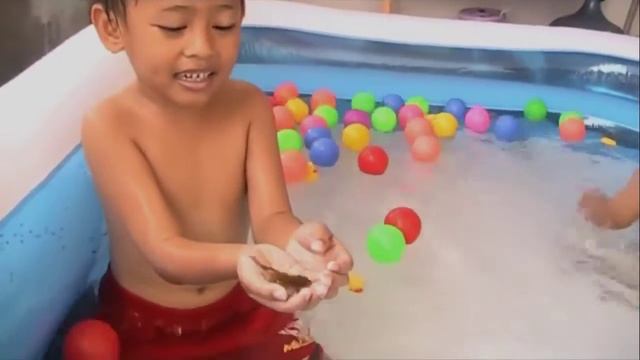 Fun Water Games for Children [catching fish and bath balls]-summer activities for kids смотреть онлайн
