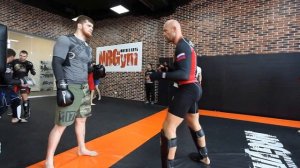 Звезда кино Влад Демин проводит тренировку по ММА.