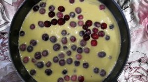 Быстрый ягодный пирог из кислого молока