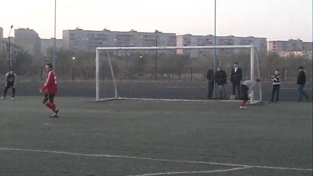 07.10.2010 Вратарь отбивает пенальти ("Пожарники") смотреть онлайн