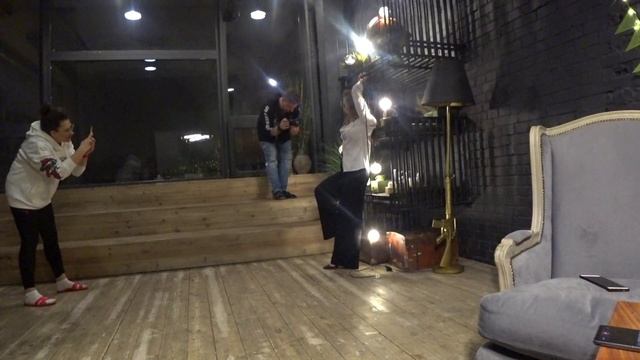 Фотосъемка женского портрета в низком ключе с одним источником света в студии. смотреть онлайн