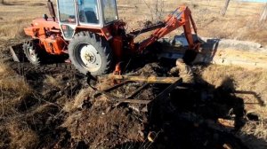 Экскаватор  ЮМЗ 6 в работе? Копаем металл в развалинах.